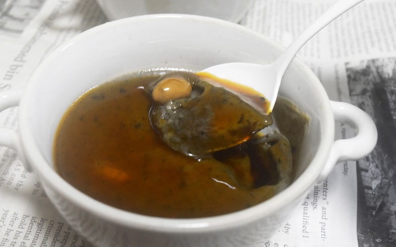 みたらしソースをかけて食べる黒ごま豆乳プリン