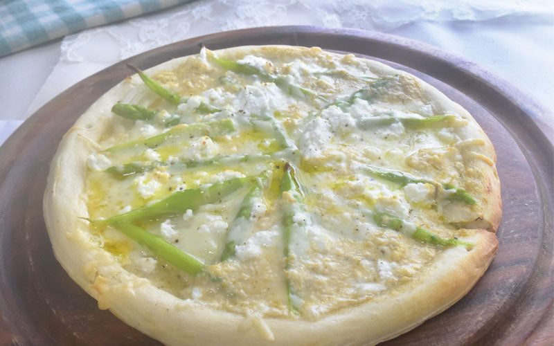 アスパラガスと玉葱のピザ